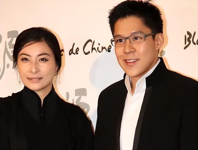 全网恭喜！45岁霍启刚又升职了，级别很高，妻子郭晶晶立了大功