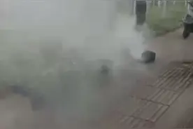 惊险！男子骑电动车行驶中电池突然冒烟，路人急喊“要爆炸！”图片