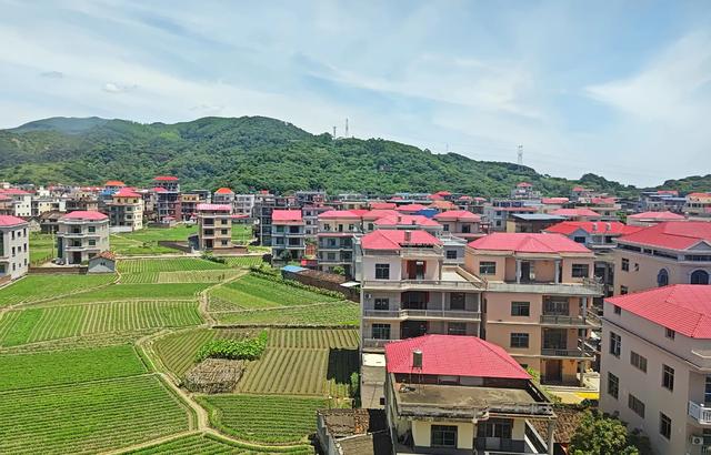 福建省的田园风光竟然如此之美，色彩鲜艳的民居过目难忘