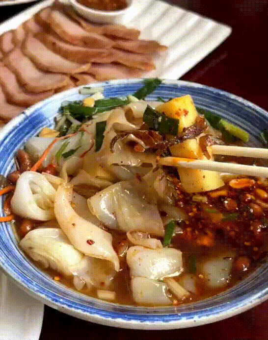 不输昆明！高铁可达20℃暖冬小城，泡温泉晒太阳水果随吃！人少物价低，6元就嗦粉！