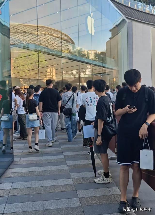 橙色Max加价800，蓝色Pro狂降199！iPhone 17卖的不是手机是玄学？