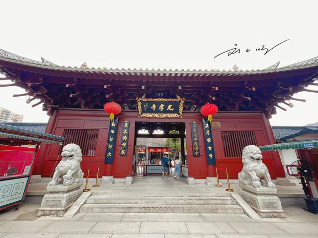 广州这座著名寺庙“好特别”：访客不能烧香，都用鲜花来献佛？