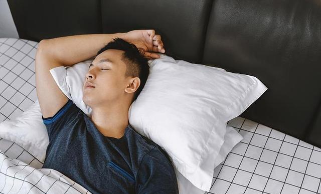 提醒男性：再累也要练深蹲！坚持两个月，4大好处收入囊中