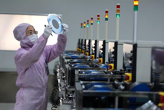 美国对华芯片关税延期18个月，美媒：特朗普小心拿捏分寸