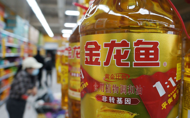 新加坡总理公开支持高市后，被罚18亿账单的金龙鱼	，凉得更快了