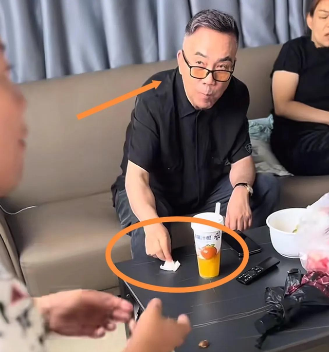 杨少华刚头七！杨伦后脚住院，恶心一幕出现，杨议探望嘴欠遭声讨