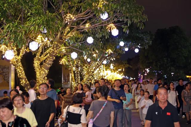 还能约！彩灯市集、戏曲展演、街头艺术，园博苑天天有惊喜→