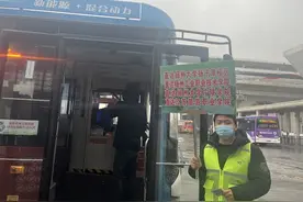 高铁东站直达校园！扬州市公交集团开通大学生返校定制专线图片