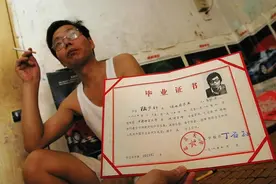《眼镜肉店》：21年前街头卖猪肉，9亿捐母校，如今怎样了？图片