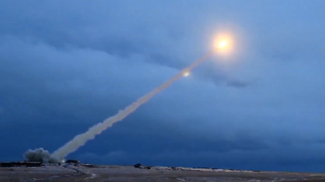 射程14000公里，俄试射核动力导弹，美恐投鼠忌器，拦截不如不拦