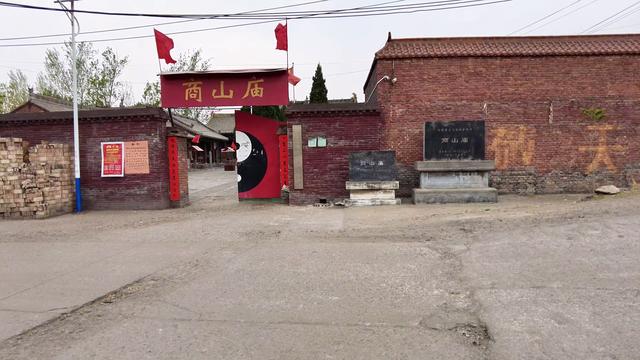洪洞商山庙：让看让拍不让修复，一座古建，两层壁画