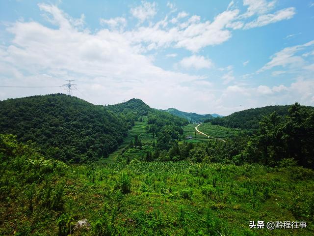 一个洞内烟云氤氲的躲匪洞，一个白练如幕的暗河瀑布
