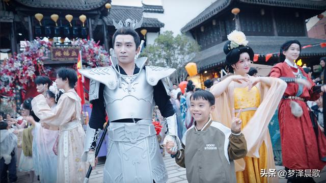 湖北：祥云湾庆典燃爆文旅圈 三喜临门夜 千人天灯点亮浪漫星河‌