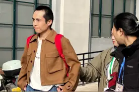 冲上热搜！演员王星开始录制新综艺，还是寸头，女友嘉嘉陪同图片