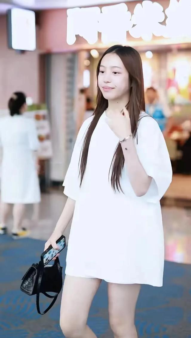 赵薇女儿机场现身，凸嘴引争议！遗传爸爸基因可惜错过妈妈美貌？