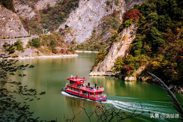 冬日巫山：红叶浸透风骨，江山如画