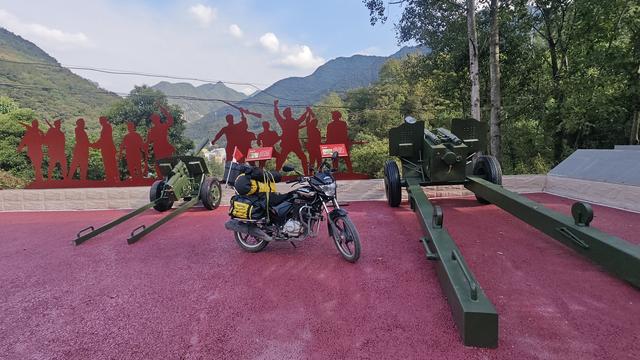 赏秋秦岭，摩旅商洛（03）打卡全国唯一“红军镇”，进入湖北境内
