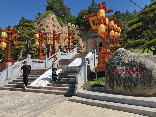 一祠承文脉，满园忆三国。