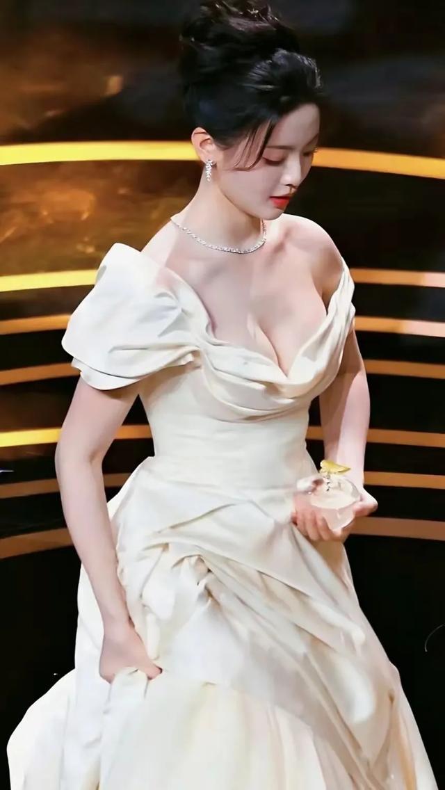 杨超越：美的也太别致了吧！忍不住多看几眼：写真欣赏