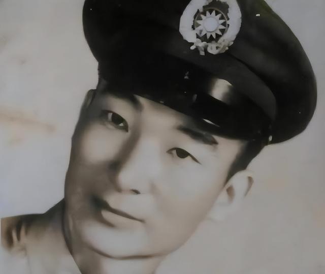 92岁台湾老兵回重庆寻亲，下飞机后却怒斥子女：这不还是台北