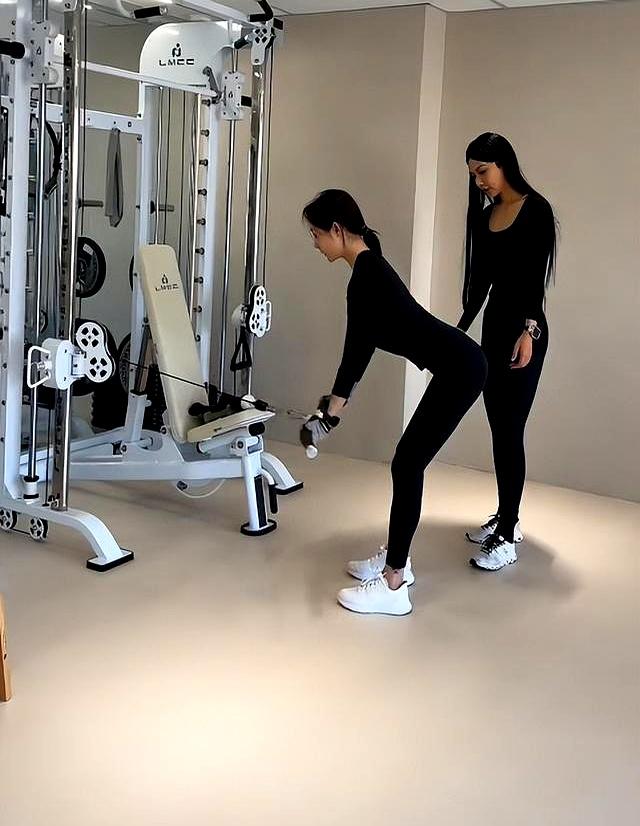 李纯婚后放纵开始还债了，健身累到大腿颤抖，带上北京爷们一起练