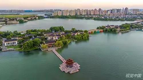 苏超一夜刷屏!江苏13城发疯:地铁免票、景区白送、酒店骨折?