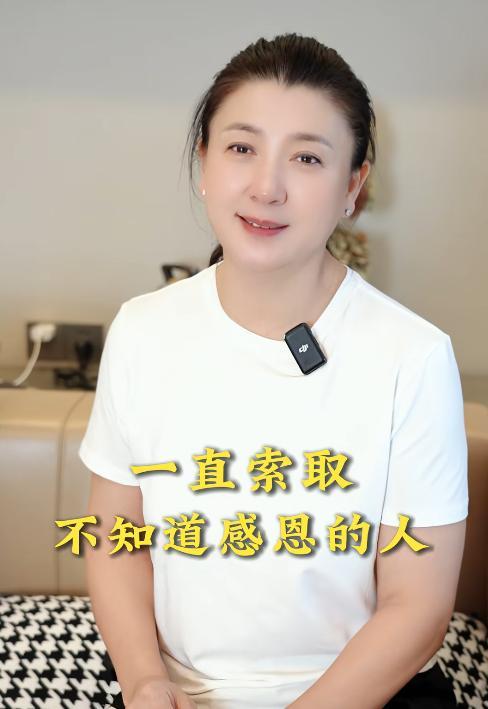 闫学晶事件再升级！官媒下场发文锐评	，言辞犀利，句句直戳她心窝