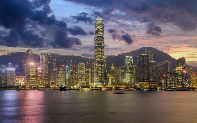 30年前，香港GDP是上海的6倍，新加坡GDP是上海的3倍，现在呢