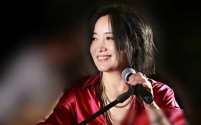 她连上4次春晚，和恩师同居怀孕，被骗流产，如今51岁依然单身