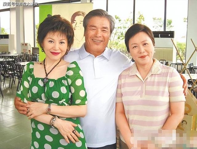 “6个老婆”同住一屋，每人每月7万零花钱，71岁又娶第七房小娇妻