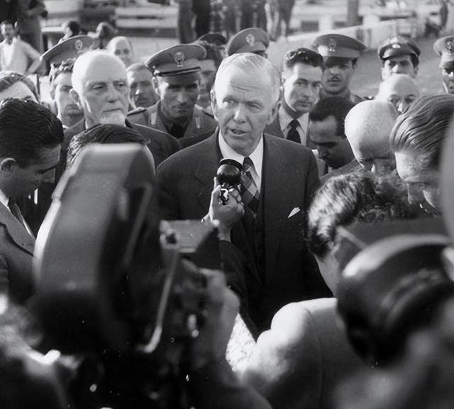 蒋介石唯独不敢动周恩来？如果动他：估计老蒋整个嫡系都得反！