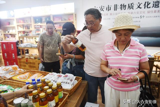 安徽六安：暑期红色旅游升温 红街文化园游人如织
