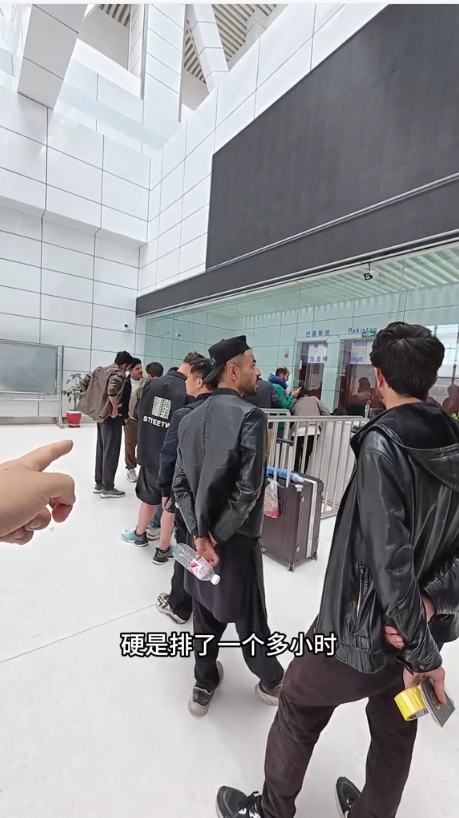 寒心！中国人援建巴铁牺牲，陵园却破烂不堪，当地警察：不关我事