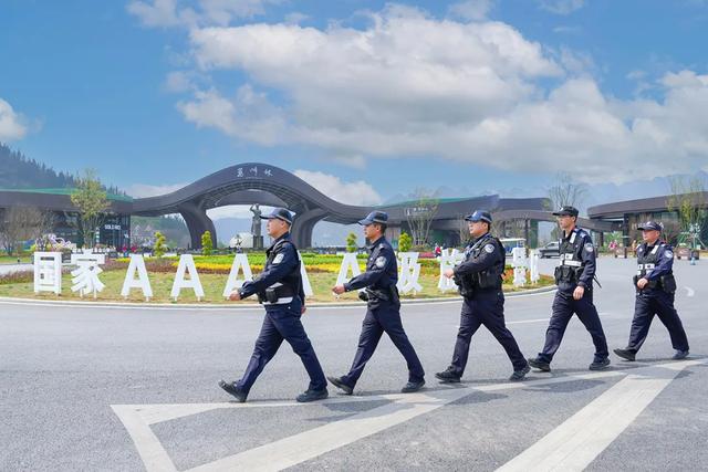 高铁穿云来!有问题,找警察“阿哥”~
