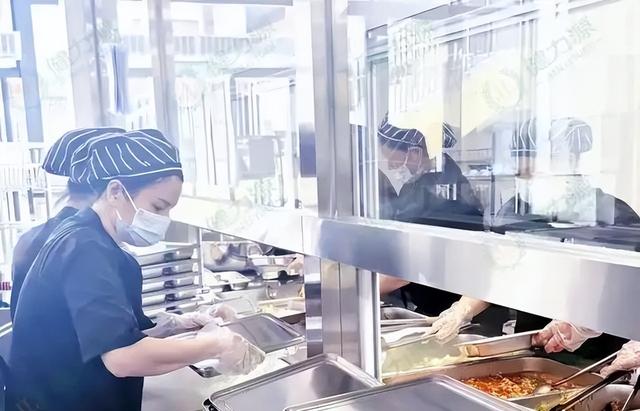 北京下死命令了：在2027年底前，所有中小学必须告别“校外配餐”