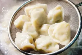 煮冻饺子时，最忌开水下锅煮！牢记3个诀窍，爽滑劲道，不破皮不开裂图片