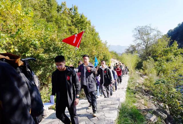 《华夏秋美教育集团：2025“十一+中秋”全民健身徒步登山活动》2