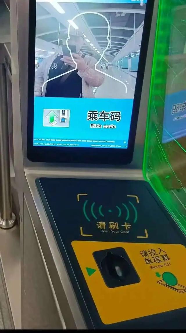深圳机器人警察火了！陪大爷聊半小时，大爷：比我儿子还听话