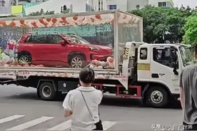 全红婵的第三辆新车到达迈合村，车身都是红色的，太漂亮了！图片