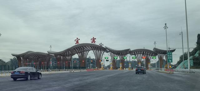 一车一人自驾游（十三）：高速路口遇大件运输，养老房逾期难收房