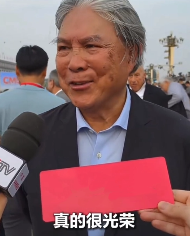 这次，现身九三阅兵的霍家，揭开李嘉诚仅剩的体面，霍震霆说对了