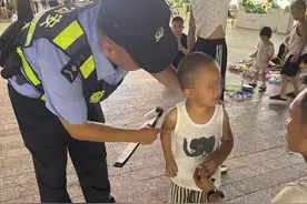 三岁男童走失，家长向辅警求助，最终及时找回图片