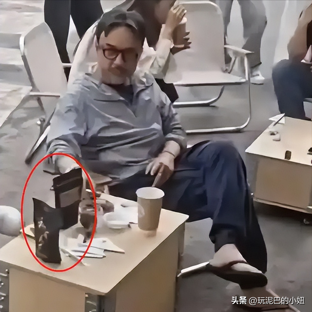 51岁汪涵现状:常年居住在长沙,穿人字拖嚼槟榔,大烟斗不离身