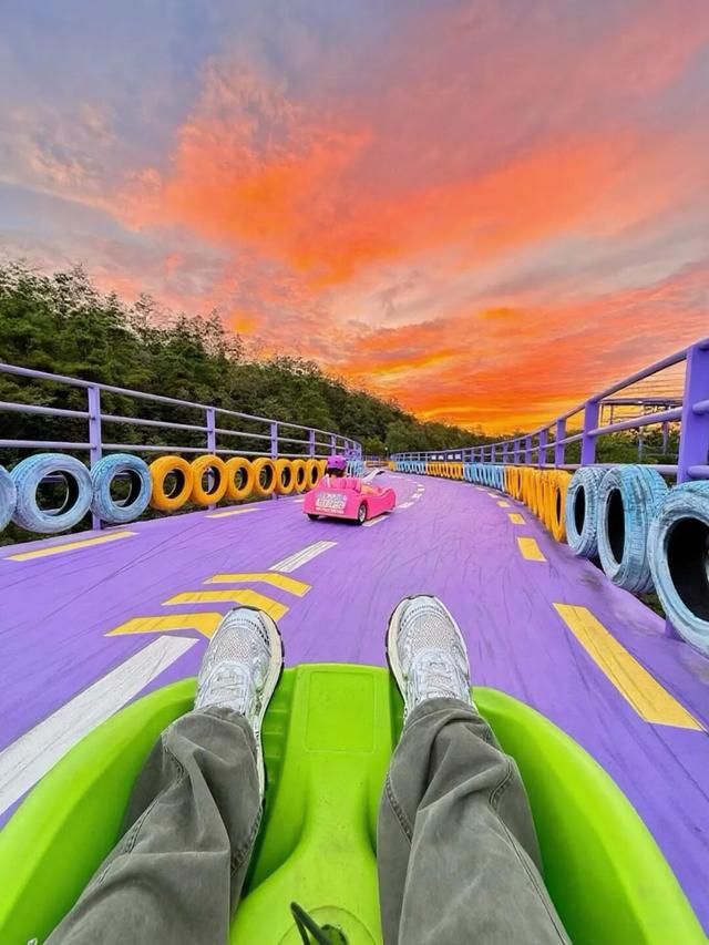 锦鲤土司城“过赶年”火爆开场！千人打年货、山道滑车引热潮！