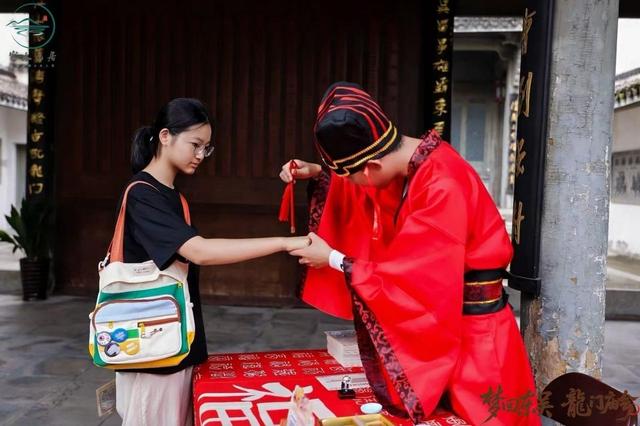 国庆中秋长假首日“炸”场！龙门古镇逛到腿软停不下来，美食吃到扶墙走！