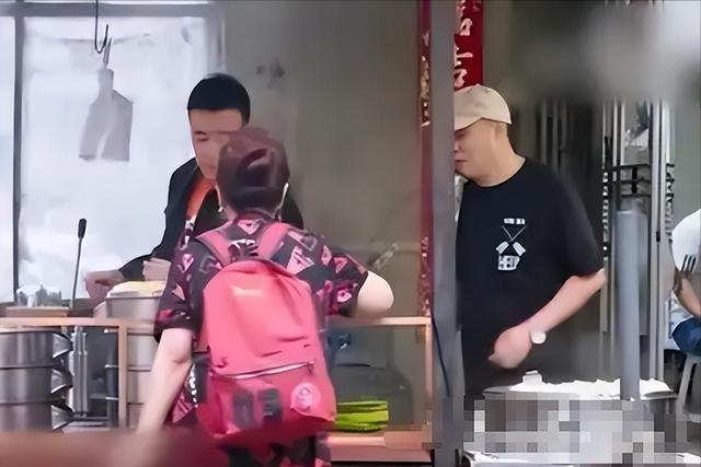 于和伟：3岁丧父，吃姐姐奶水长大，成名后为8个哥哥姐姐买房！