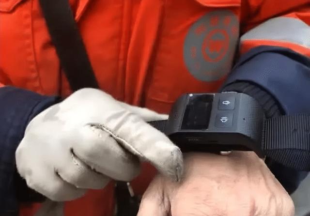 20分钟不动就罚款！几十万环卫工人戴上监测手环，科技加速作恶？