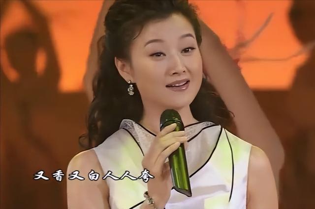 宋祖英：连登24届春晚，39岁高龄生子后“消失”，57岁身材似少女