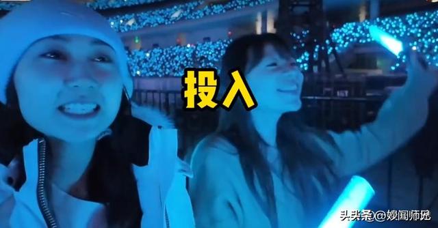 水均益泉州给女儿带娃	，与前妻18年后再同框，主动搭话对方却不理