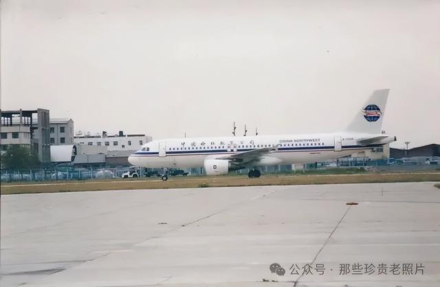 2002年，北京首都机场的飞机